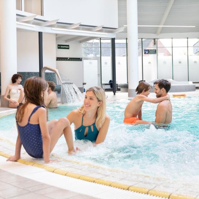 Familie mit Kindern im Schwimmbecken