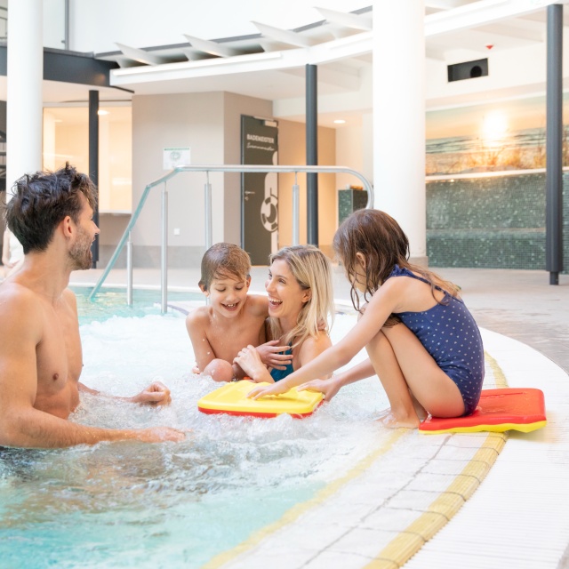 Familie mit Kindern im Schwimmbecken