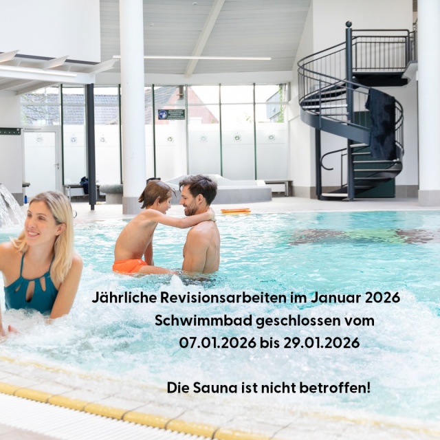 Familie mit Kindern im Schwimmbecken