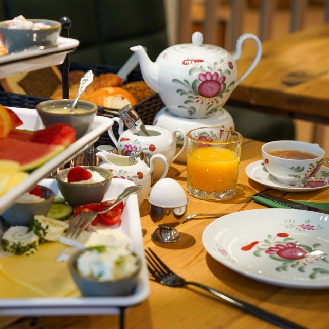 Relax-Frühstück (großes Frühstück) mit Tee, Orangensaft und Etagere mit Brotbelag